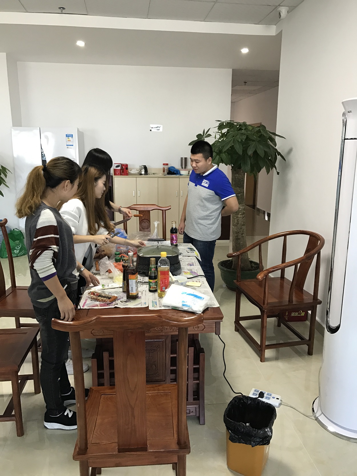 時(shí)運(yùn)電子員工自助燒烤大餐，生活多姿多彩